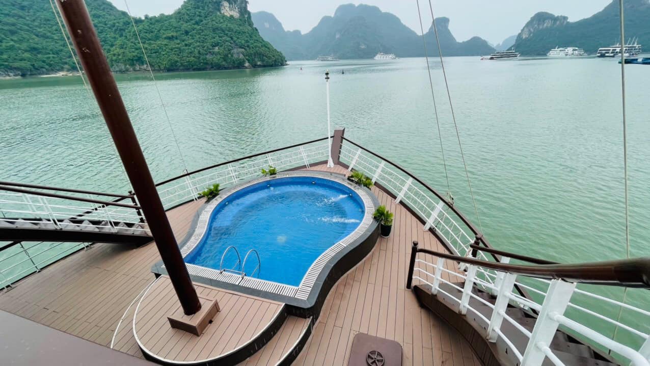 Du thuyền 5 sao thăm vịnh Hạ Long có bể bơi đẹp 